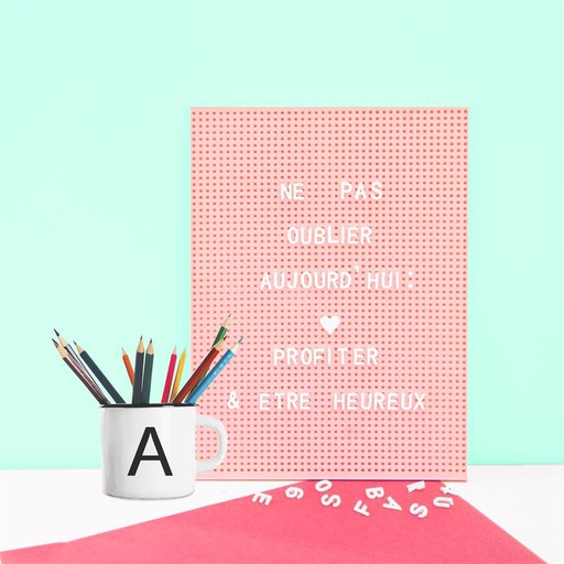 Tableau à messages avec 294 lettres et symboles